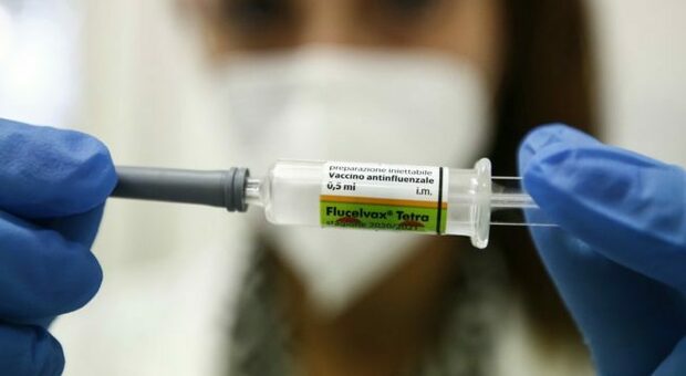 Roma, l'allarme dei medici di famiglia: "Influenza in arrivo, ma il vaccino non c'è ancora. Si rischia il caos con i positivi al Covid"