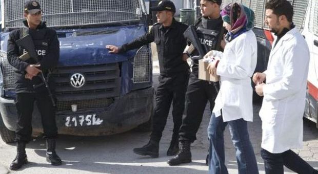 Strage a Tunisi, 23 morti: l'Isis rivendica l'attentato. La rabbia del marito di una dispersa: "Non doveva essere lì"