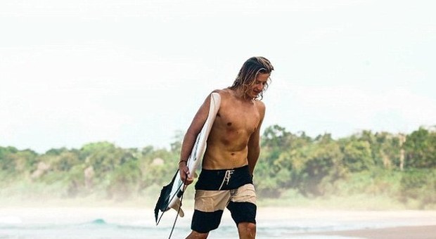 Campione di surf attaccato da uno squalo: si trascina in spiaggia, salvato dai soccorsi