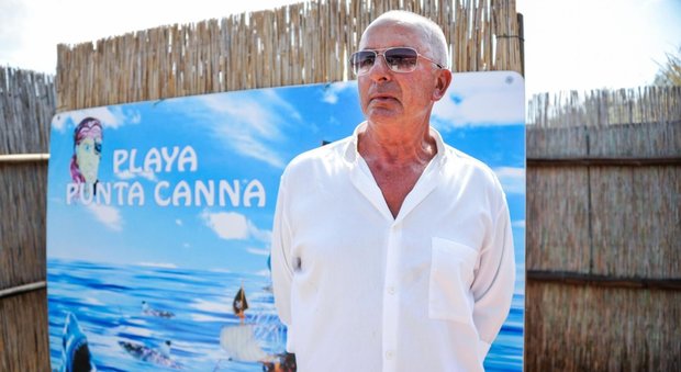 Spiaggia fascista, indagato il gestore. Presidio davanti a Playa Punta Canna