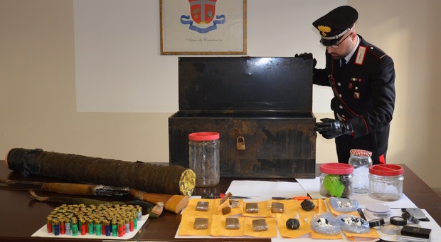Roma, nasconde un fucile e 1kg di droga in un baule sottoterra, arrestato