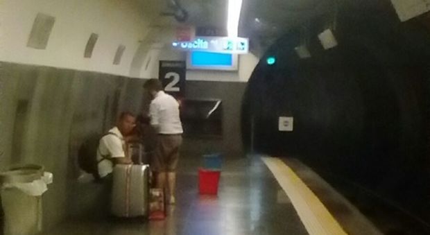 Metro, stazione Municipio: ok alle pulizie ma i secchi restano esposti da 10 giorni