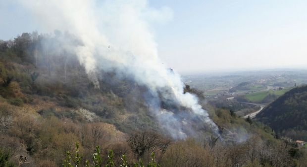 Pauroso incendio sul monte Altare vicino al castello del Vescovo