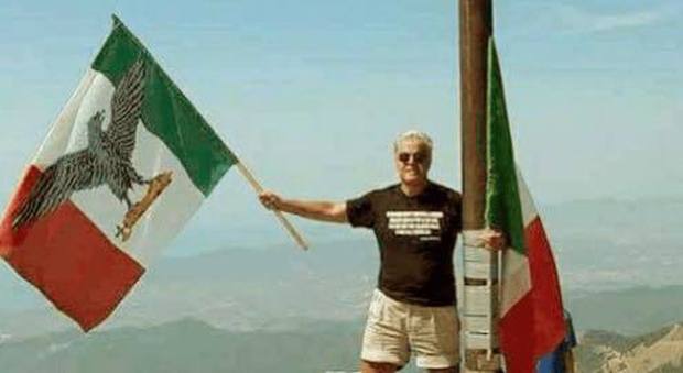 Con la bandiera fascista sulle Alpi Apuane, denuncia in procura