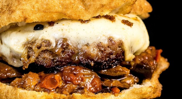 «Tondo napoletano», da Napoli il primo panino fritto con hamburger