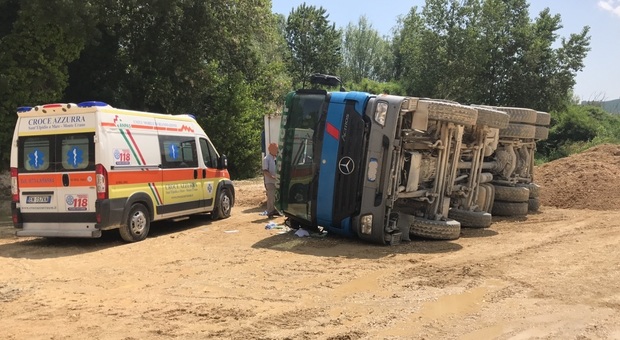 Sant'Elpidio a Mare, camion si ribalta, ferito il conducente