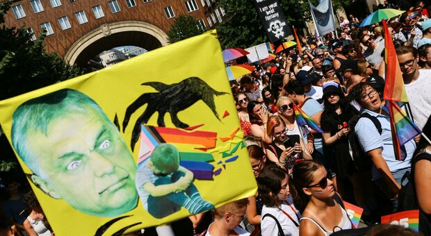 Gay Pride, a migliaia per le strade di Budapest: slogan contro Orban