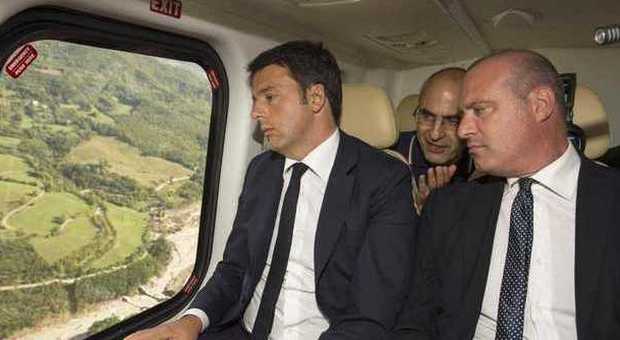 Matteo Renzi (a sinistra) in volo sulle zone alluvionate