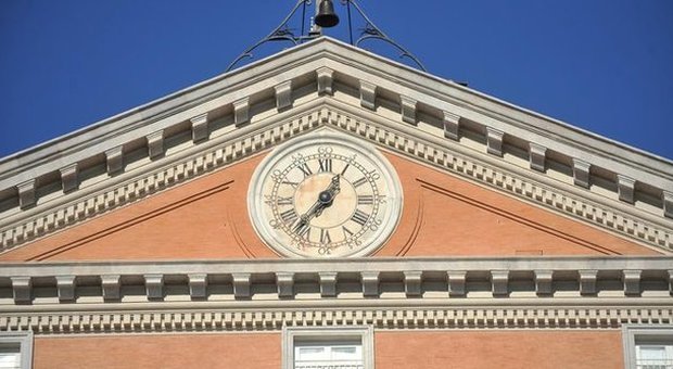 Reggia di Caserta, l’orologio è restaurato ma si ferma all’inaugurazione