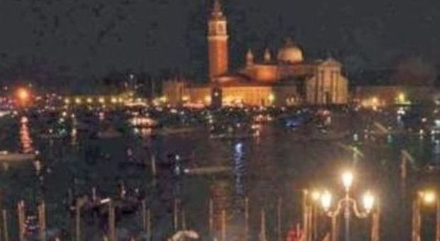 Tuffo a San Marco nella notte: turista 18enne gravissimo, rischia la paralisi