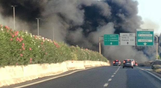 Incendio alla Magliana, Gra in tilt: il fumo invade la carreggiata