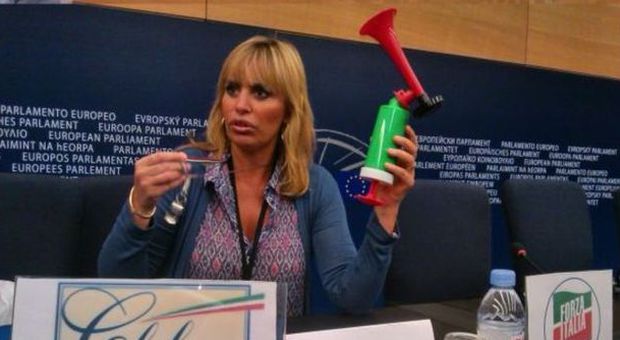 La Mussolini con fischietto e trombetta: "Kit anti-Schulz" al Parlamento Ue