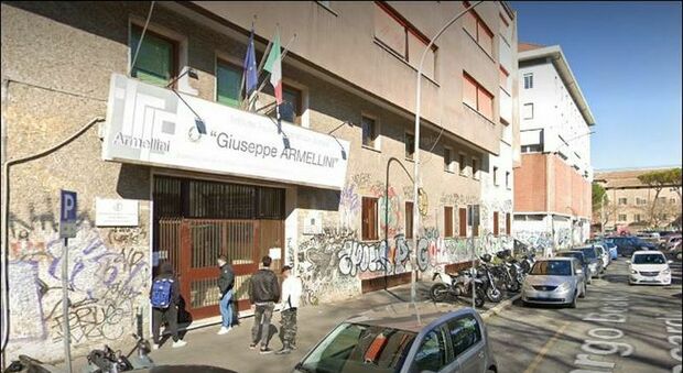 Roma, choc all'Istituto Armellini: studente di 14 anni minaccia con una pistola un compagno di scuola