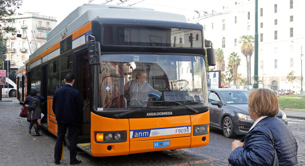 Manovra, sconti fiscali per chi si abbona a bus e treni. Quasi 200 milioni di euro per le "scuole belle"