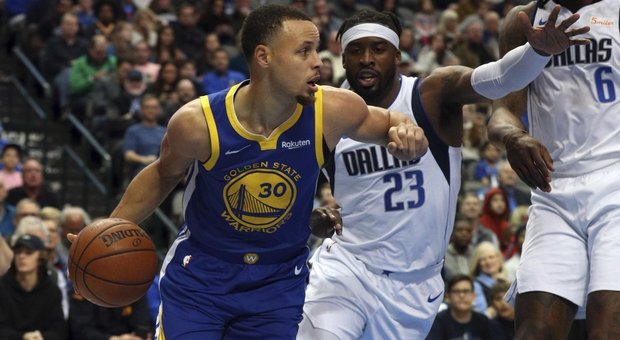 Nba, super Curry trascina i Warriors nella vittoria contro i Mavericks