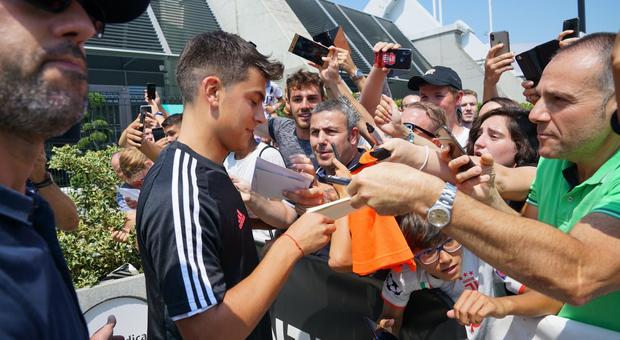 Juventus, i tifosi accolgono Dybala: «Resta con noi»