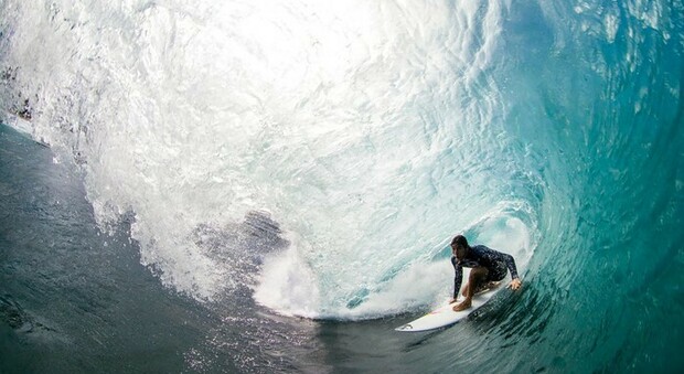 Surf tragico: Oscar muore travolto da un'onda gigante inseguendo il suo sogno