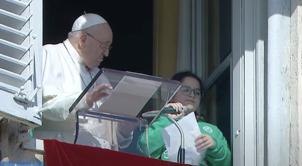 Papa Francesco dopo l'Angelus passa il microfono a una bimba che chiede la pace e promuove progetti di Legambiente