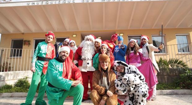 Anzio, volontari vestiti da Babbo Natale visitano bambini e anziani negli ospedali