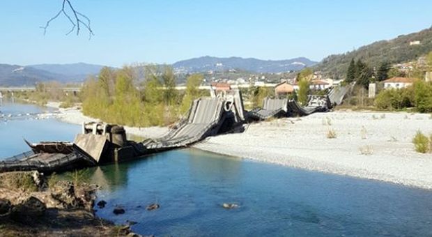 Aulla (MS), crolla ponte sul fiume Magra. Coinvolti due furgoni: un ferito non grave