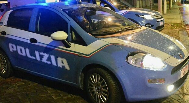 Ancona, furibonda lite nella notte: i poliziotti irrompono in una casa. All'ospedale un uomo di 60 anni e una donna di 38