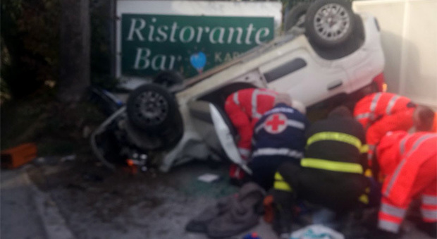 San Benedetto, cappotta con l'auto e resta incastrata: donna all'ospedale
