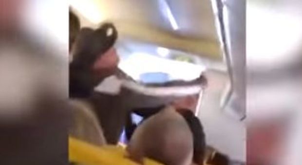 Una passeggera si toglien le scarpe scoppia una rissa sul volo Ryanair