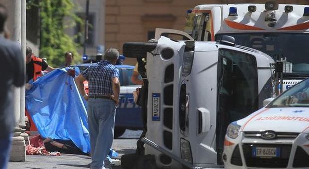 Roma, furgone travolge 5 persone: morta 60enne