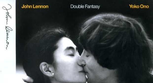 Usa, in vendita a 1,3 milioni di dollari l'album firmato da John Lennon per il suo assassino