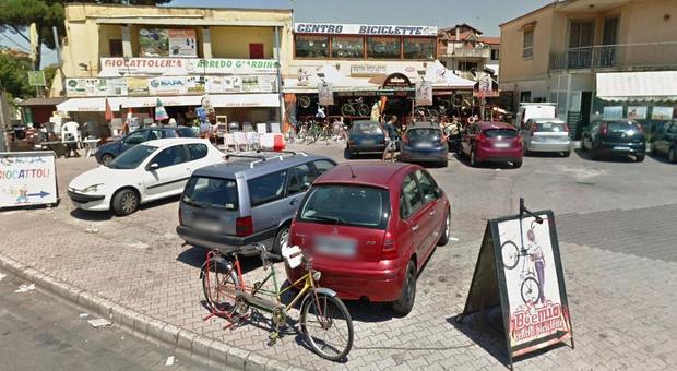 Ladri di biciclette in azione, svaligiato un negozio: via con 70 bici