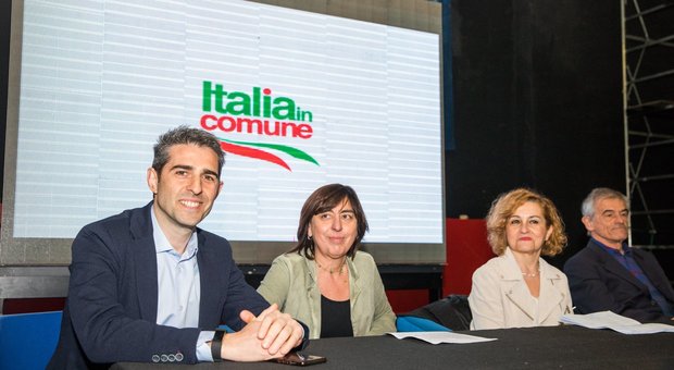 Federico Pizzarotti, primo a sinistra