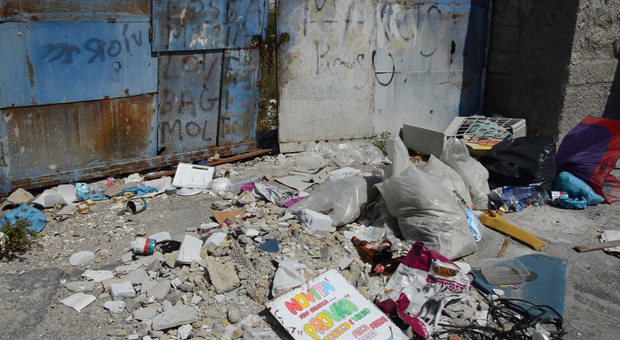 Napoli, rifiuti davanti al campo rom abbandonato: «Soldi sprecati per la videosorveglianza, nulla è cambiato»