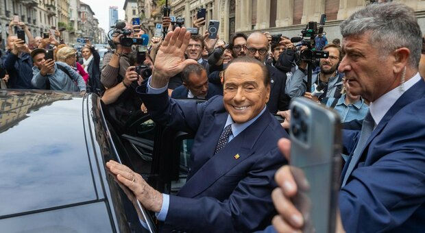 Berlusconi fuori dal seggio non canta Bella Ciao: «È una canzone di sinistra»