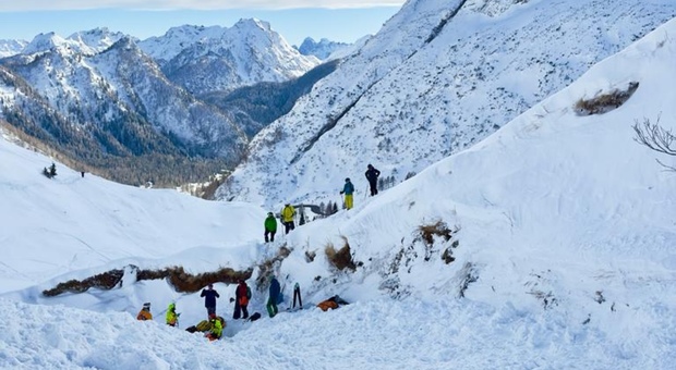 Due valanghe sulle montagne bellunesi: una scialpinista travolta dalla neve sul Padon