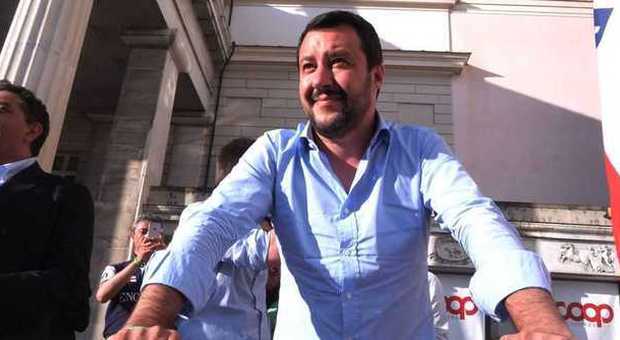 Salvini: "Raderemo al suolo tutti ​i maledetti campi rom. Ruspa"