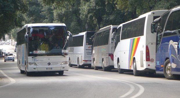 Bus turistici a Villa Borghese