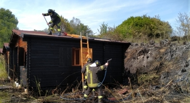 Grottammare, incendio nel campeggio: alcuni bungalow distrutti dal fuoco