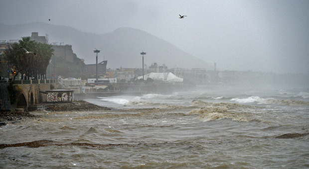 Salerno, vento e pioggia, distrutto anche il cantiere sul mare