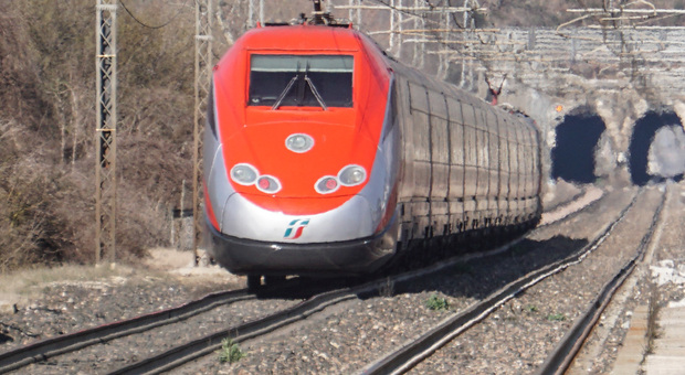 Gamba fratturata e seduto sui binari: treni bloccati due ore sulla Venezia-Trieste
