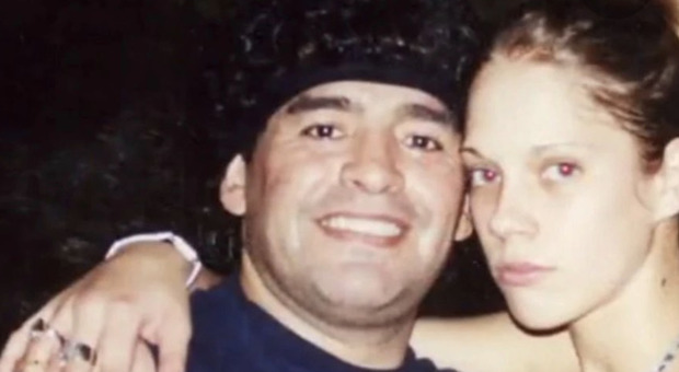 Maradona, le accuse dell'ex amante: «Mi violentò e mi faceva drogare. Mi ha costretta anche a rifarmi il seno»