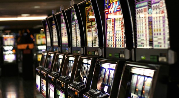 Sale slot, a Roma la delibera bluff: «Il gioco d'azzardo resta senza regole né controlli»
