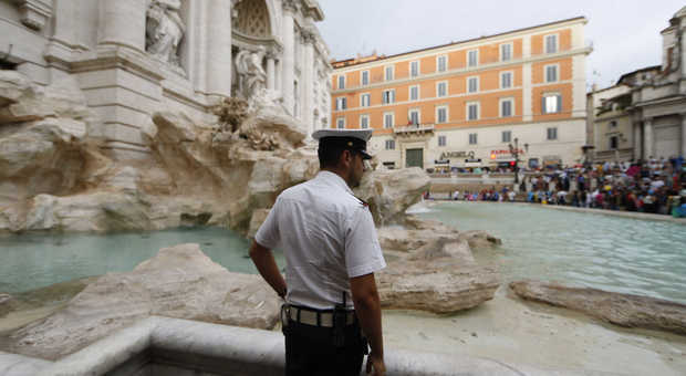 Roma, ancora bagni a Fontana di Trevi, due uomini bloccati mentre cercavano di tuffarsi