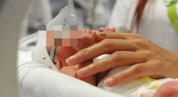 Donna incinta diabetica muore in clinica prima del parto: i medici fanno nascere il bimbo