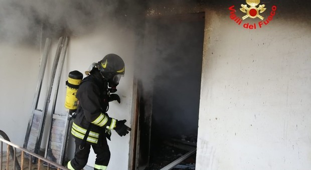 Torino, fiamme in un palazzo del centro: clochard salva una donna