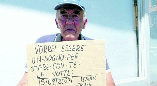 Roma, Ismail offre poesie d'amore ai passanti: «Le dedico a mia moglie morta nel 2001»