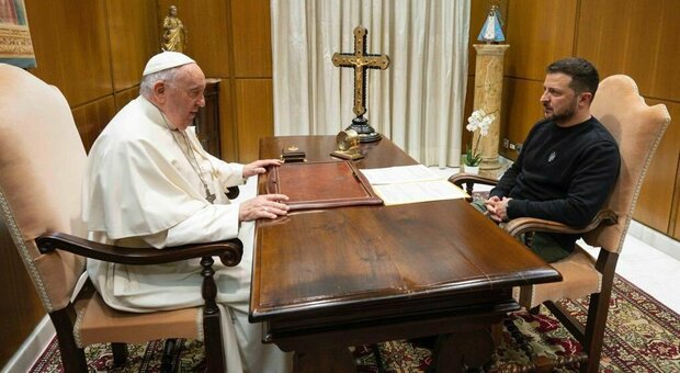 Papa Francesco con Zelensky si impegna per i 20mila bambini ucraini rapiti, «Ma condanni i crimini russi»
