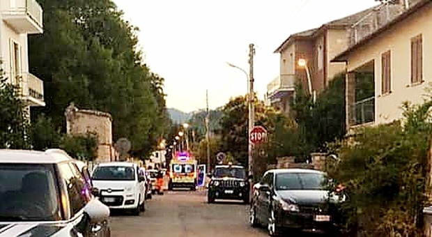 Carabinieri e 118 davanti alla casa della donna morta
