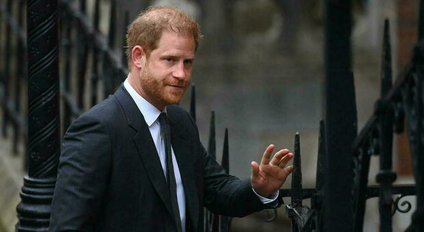 Il principe Harry torna a Londra e chiede di vedere il padre: la risposta di re Carlo III