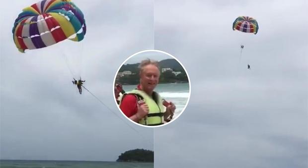Il turista fa parasailing ma qualcosa va storto e precipita in mare: morto sul colpo