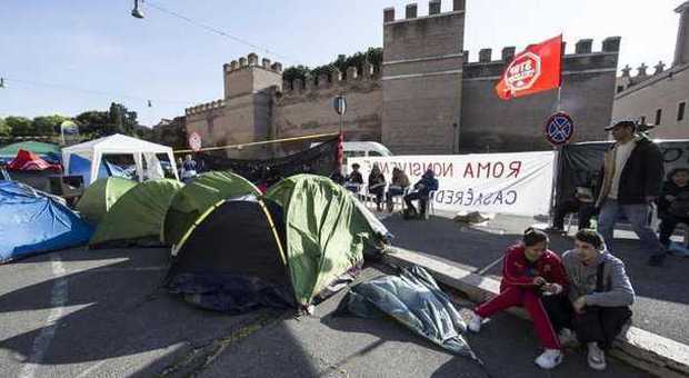 Tendopoli di manifestanti a Porta Pia: la protesta continua davanti al ministero delle Infrastrutture
